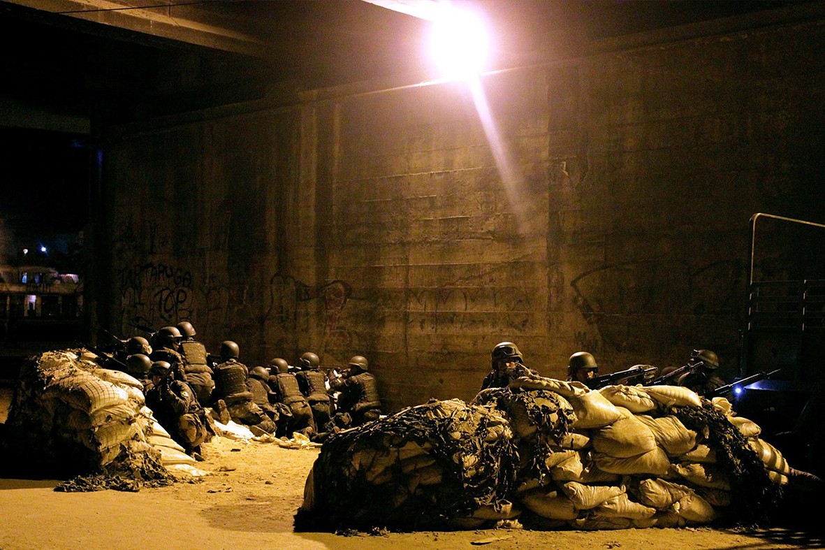 Soldados do exército em barricadas na Favela da Maré, zona norte do Rio, em 2014 — Foto: Rafael Daguerre