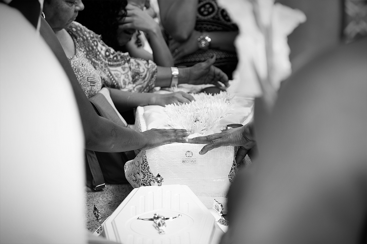 Forte comoção durante o enterro de Ruan Bruno, 13 de dezembro de 2015 — Foto: Rafael Daguerre