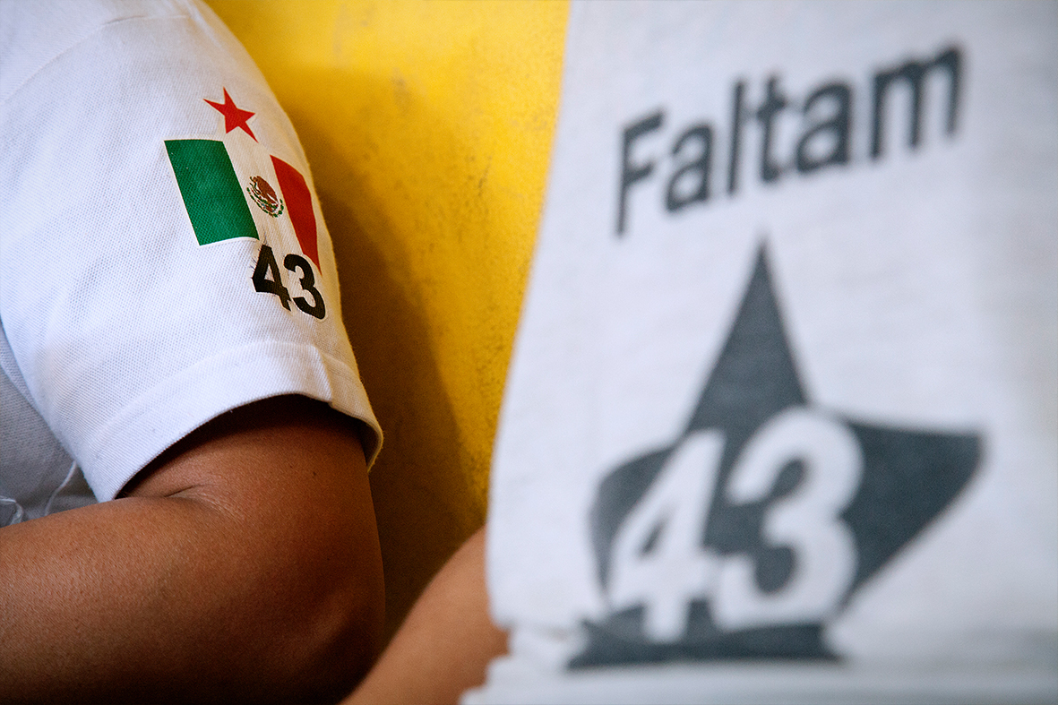 Familiares dos estudantes desaparecidos na Maré — Foto: Rafael Daguerre