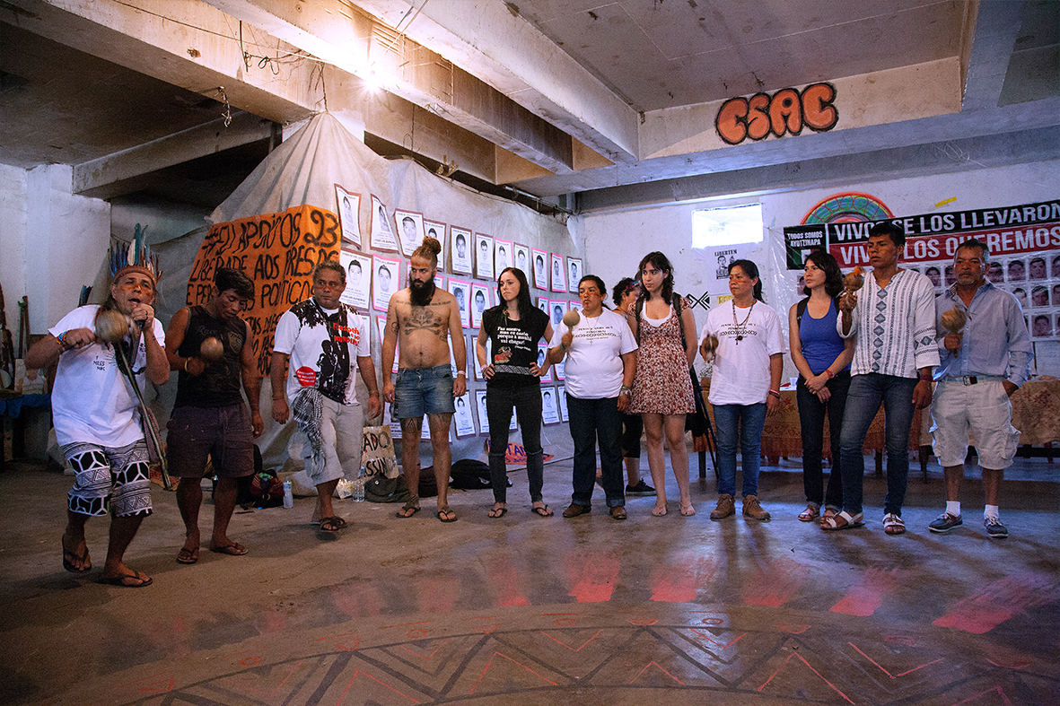 Familiares dos estudantes desaparecidos em Iguala, realizam atividade no CESAC junto com a Aldeia Maracanã — Foto: Rafael Daguerre