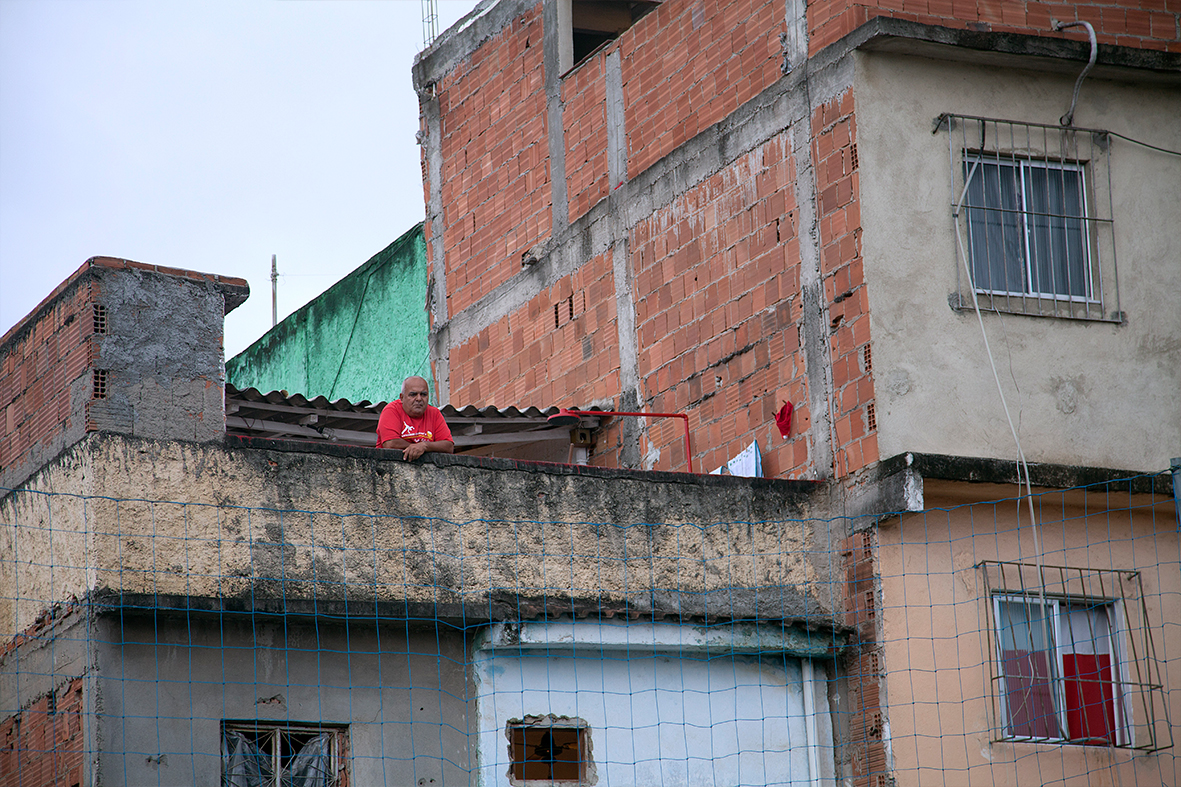 Alguns moradores da favela acompanhavam o Encontro Nacional em Manguinhos de suas casas — Foto: Rafael Daguerre