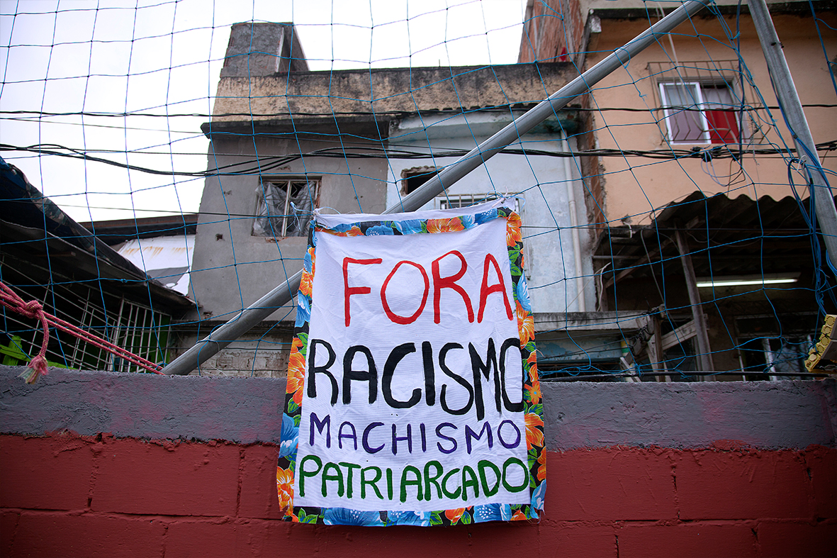 Encontro Nacional na favela de Manguinhos reuniu diversas entidades e movimentos sociais que lutam contra o terrorismo de Estado — Foto: Rafael Daguerre