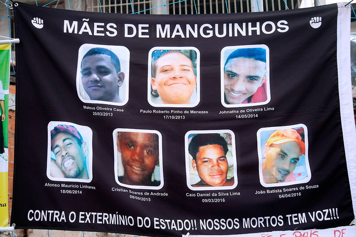 Faixa do movimento social 'Mães de Manguinhos' no Encontro Nacional na favela de Manguinhos.