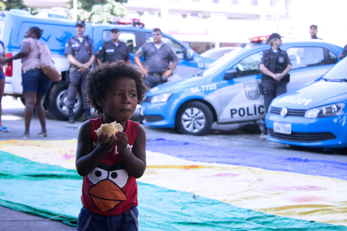 Crianças participam do ato com forte aparato militar de repressão — Foto Rafael Daguerre