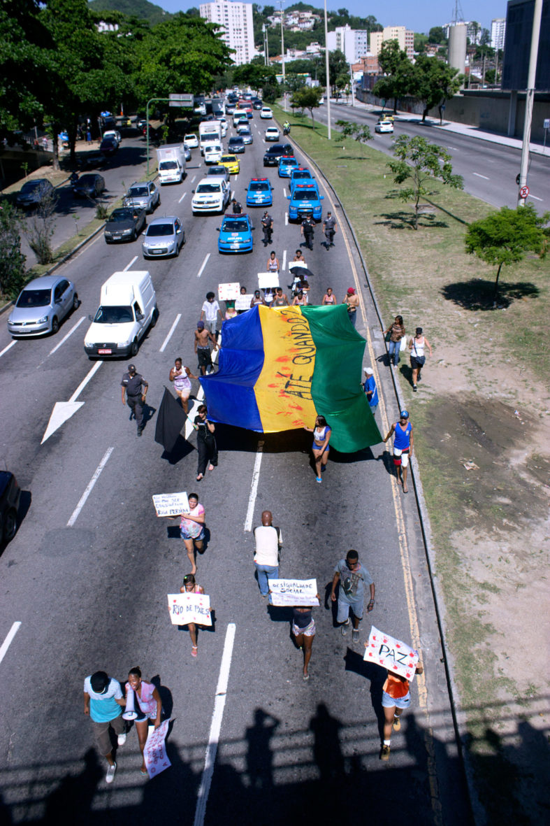 IMG_8135 Moradores fecham a Avenida Radial Oeste em protesto contra a violência do Estado na favela — Foto Rafael Daguerre