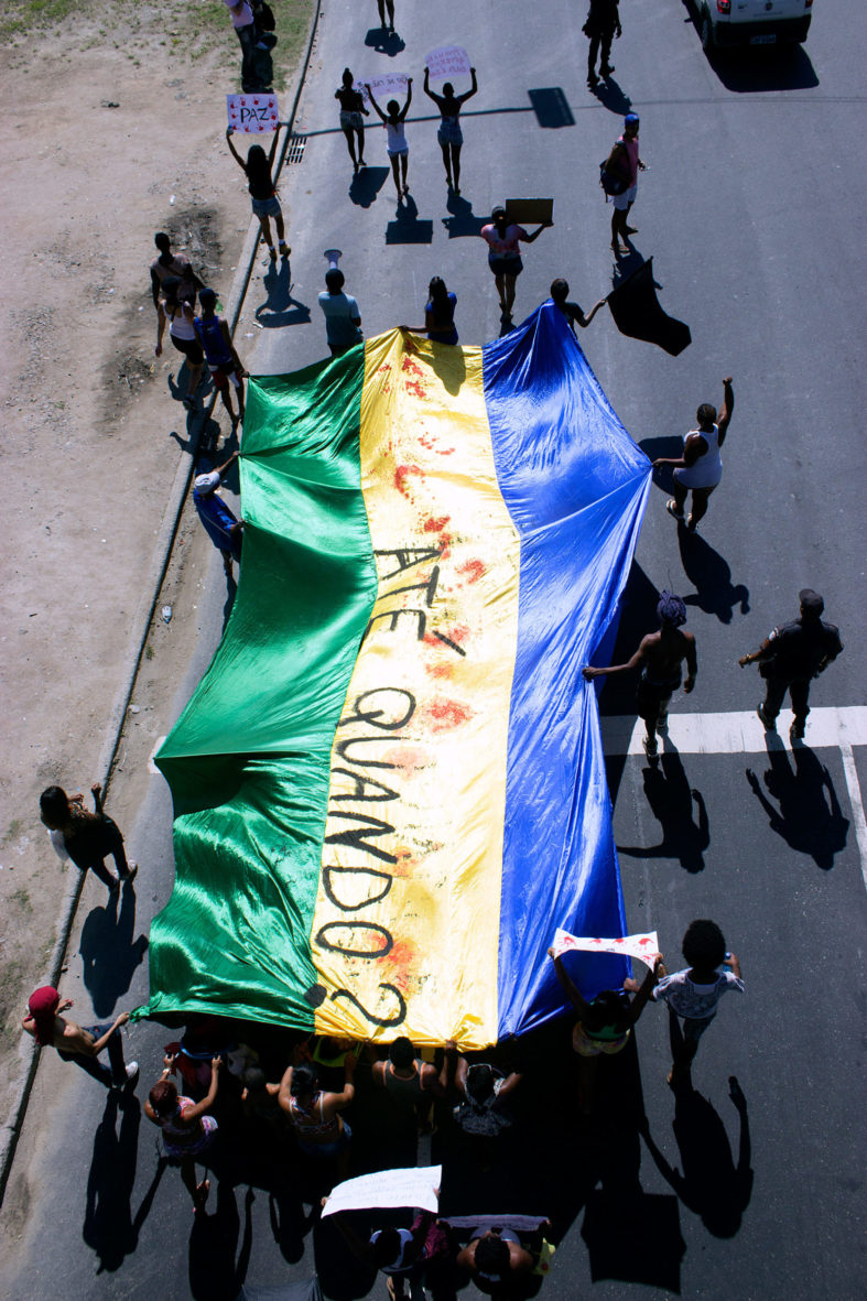 Moradores protestam contra a violência do Estado — Foto Rafael Daguerre