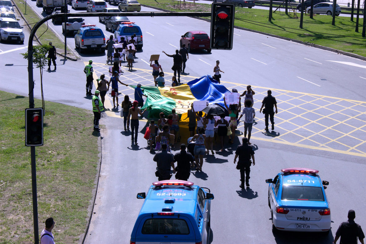 Moradores fecham a Avenida Radial Oeste em protesto contra a violência do Estado na favela — Foto Rafael Daguerre