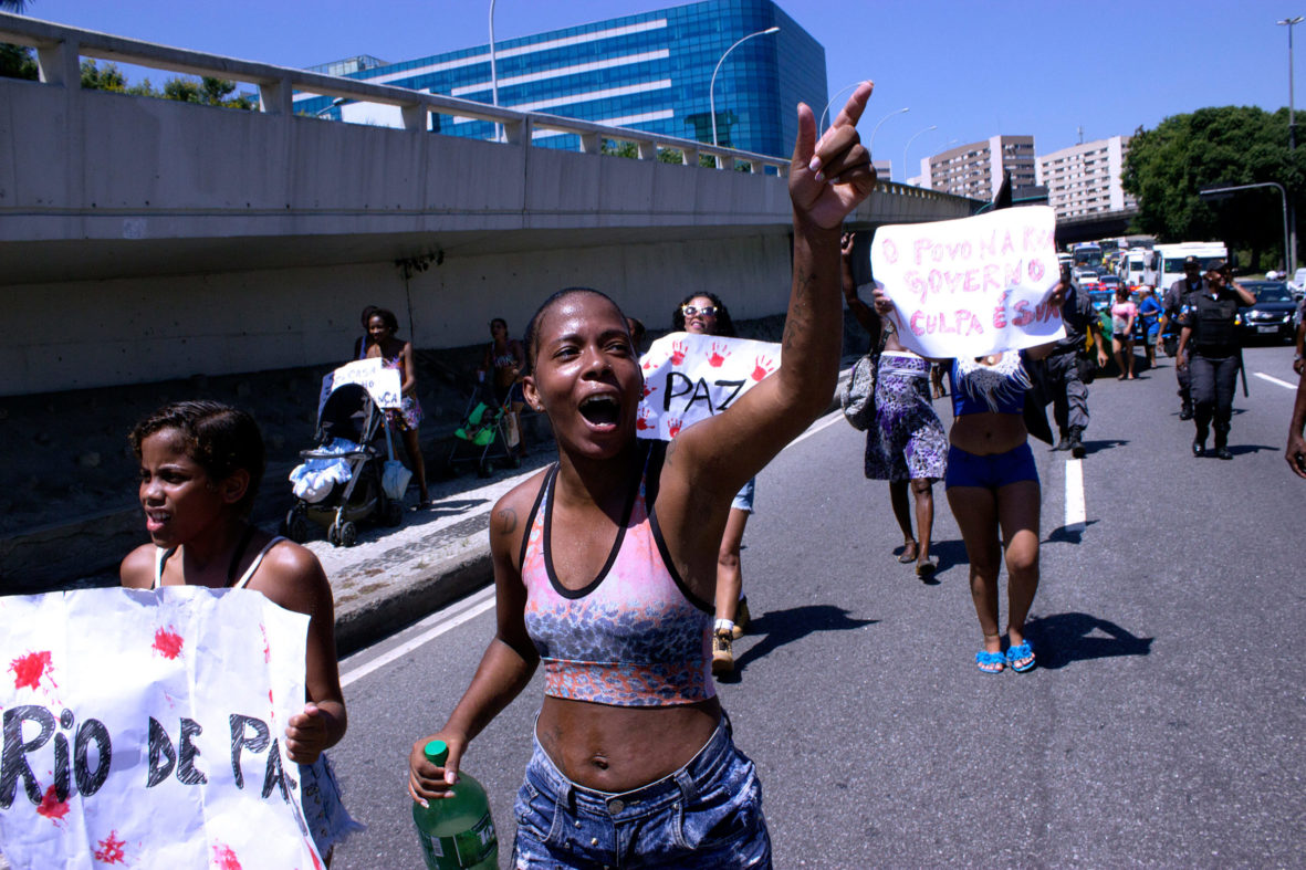 Mulher protesta contra a violência policial na favela — Foto Rafael Daguerre