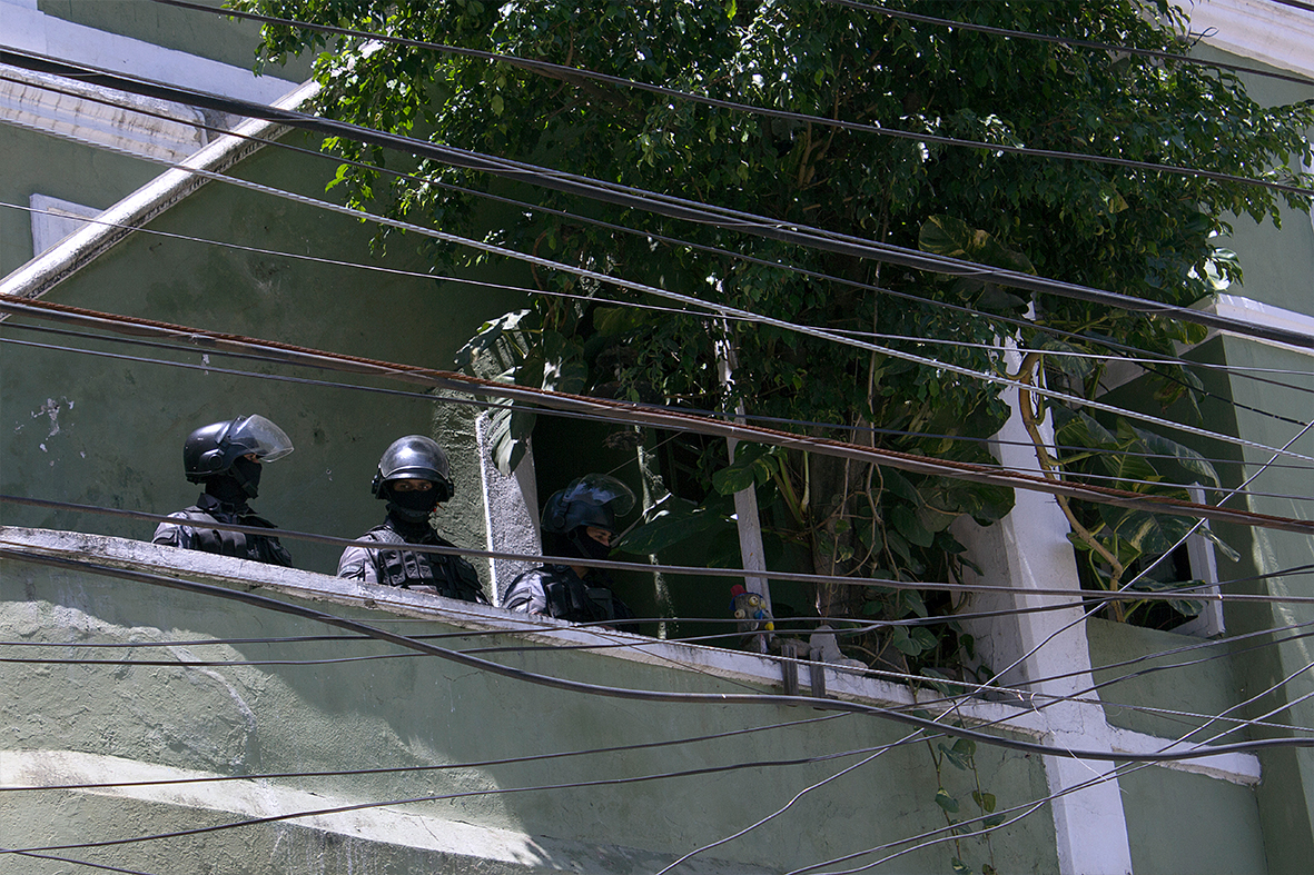 Policiais dentro da Ocupação Fidel Castro, em Santa Teresa — Foto: Rafael Daguerre