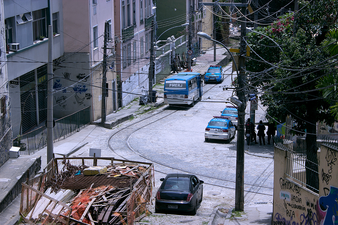 Ocupação Fidel Castro em Santa Teresa, cercada pela PM — Foto: Rafael Daguerre