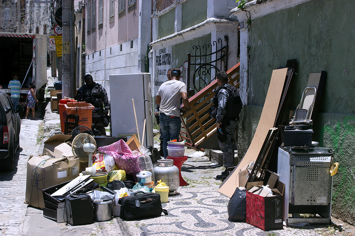 Sem ter para onde ir, pertences de moradores ficam na rua — Foto: Rafael Daguerre