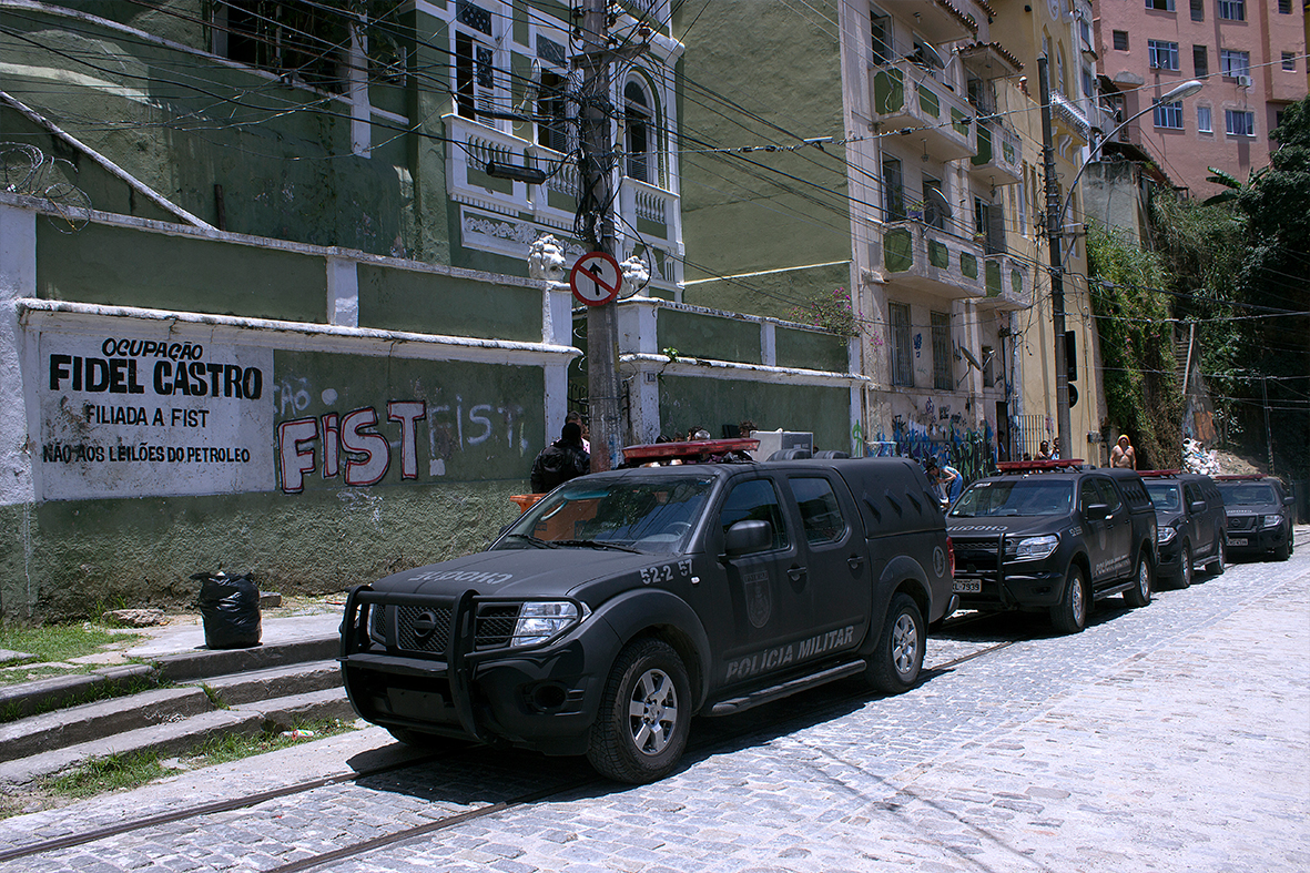 Ocupação Fidel Castro em Santa Teresa, cercada pelo Choque da PM — Foto: Rafael Daguerre