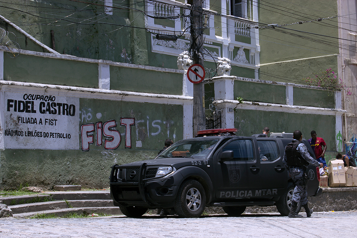 Ocupação Fidel Castro em Santa Teresa, cercada pelo Choque da PM — Foto: Rafael Daguerre