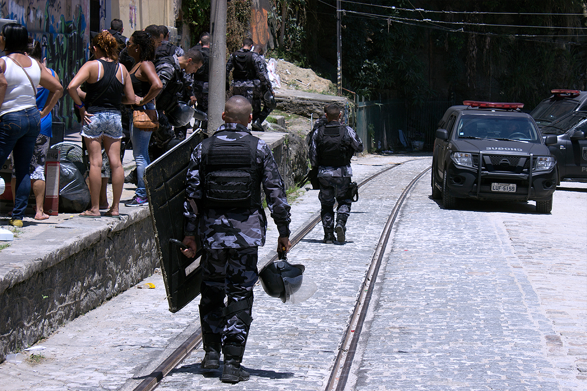 Sem ter para onde ir, moradores negociam — Foto: Rafael Daguerre