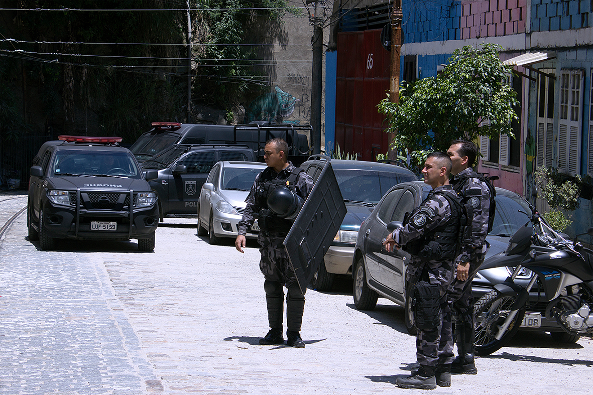 Forte repressão policial para despejar as famílias da ocupação — Foto: Rafael Daguerre