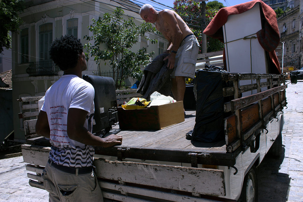 Morador coloca seus pertences em uma Kombi de frete — Foto: Rafael Daguerre