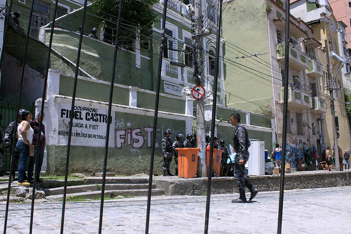 Ocupação Fidel Castro em Santa Teresa, cercada pelo Choque da PM — Foto: Rafael Daguerre