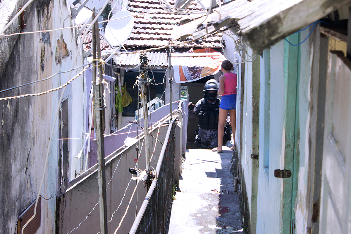 Polícia de Choque invade Ocupação Fidel Castro em Santa Teresa — Foto: Rafael Daguerre