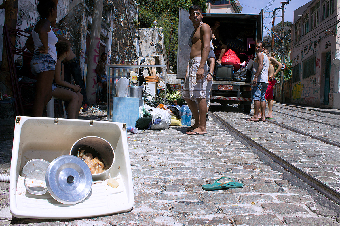 Moradores são obrigados a contratar frete para não perder seus pertences — Foto: Rafael Daguerre