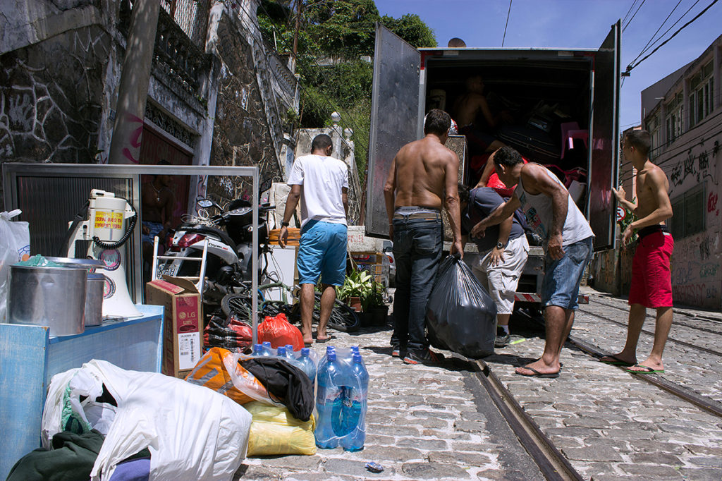 Moradores são obrigados a contratar frete para não perder seus pertences — Foto: Rafael Daguerre