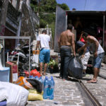 Moradores são obrigados a contratar frete para não perder seus pertences — Foto: Rafael Daguerre