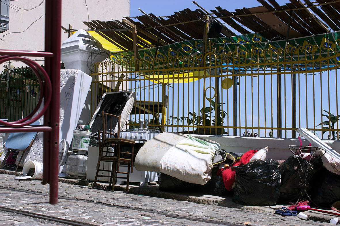 Moradores são obrigados a contratar frete para não perder seus pertences — Foto: Rafael Daguerre