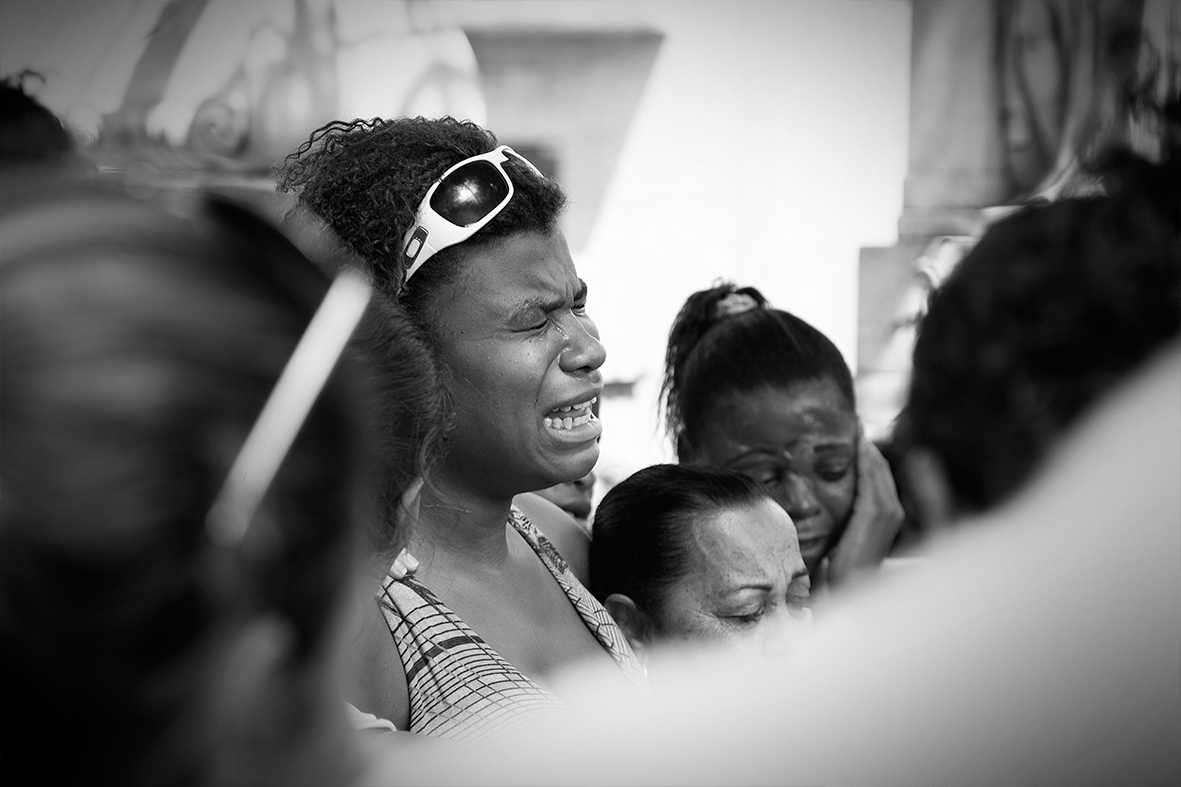 rafael_daguerre_2015_03 Gabriela Gomes, mãe de Ruan, chora durante o enterro do filho, 13 de dezembro de 2015 — Foto: Rafael Daguerre