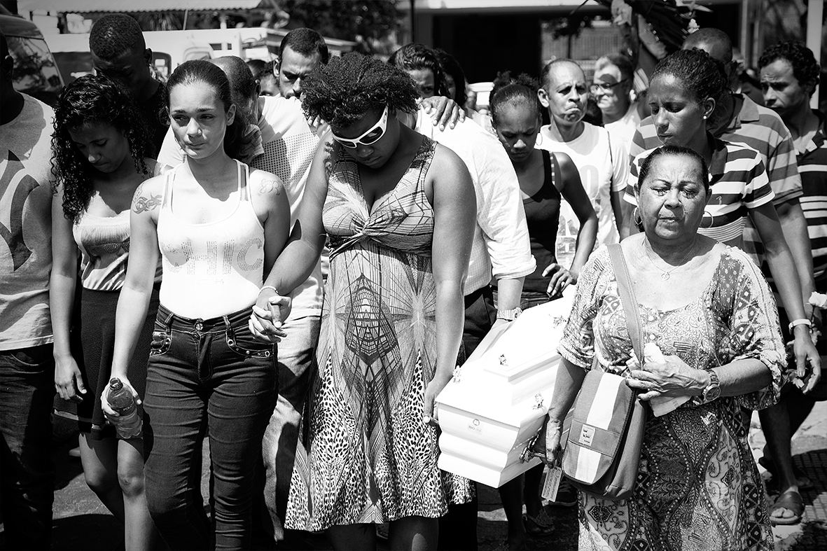 rafael_daguerre_2015_04 A mãe, Grabriela Gomes, carrega o caixão de seu filho durante o enterro, no Cemitério do Catumbi, zona norte do Rio de Janeiro, 13 de dezembro de 2015 — Foto: Rafael Daguerre