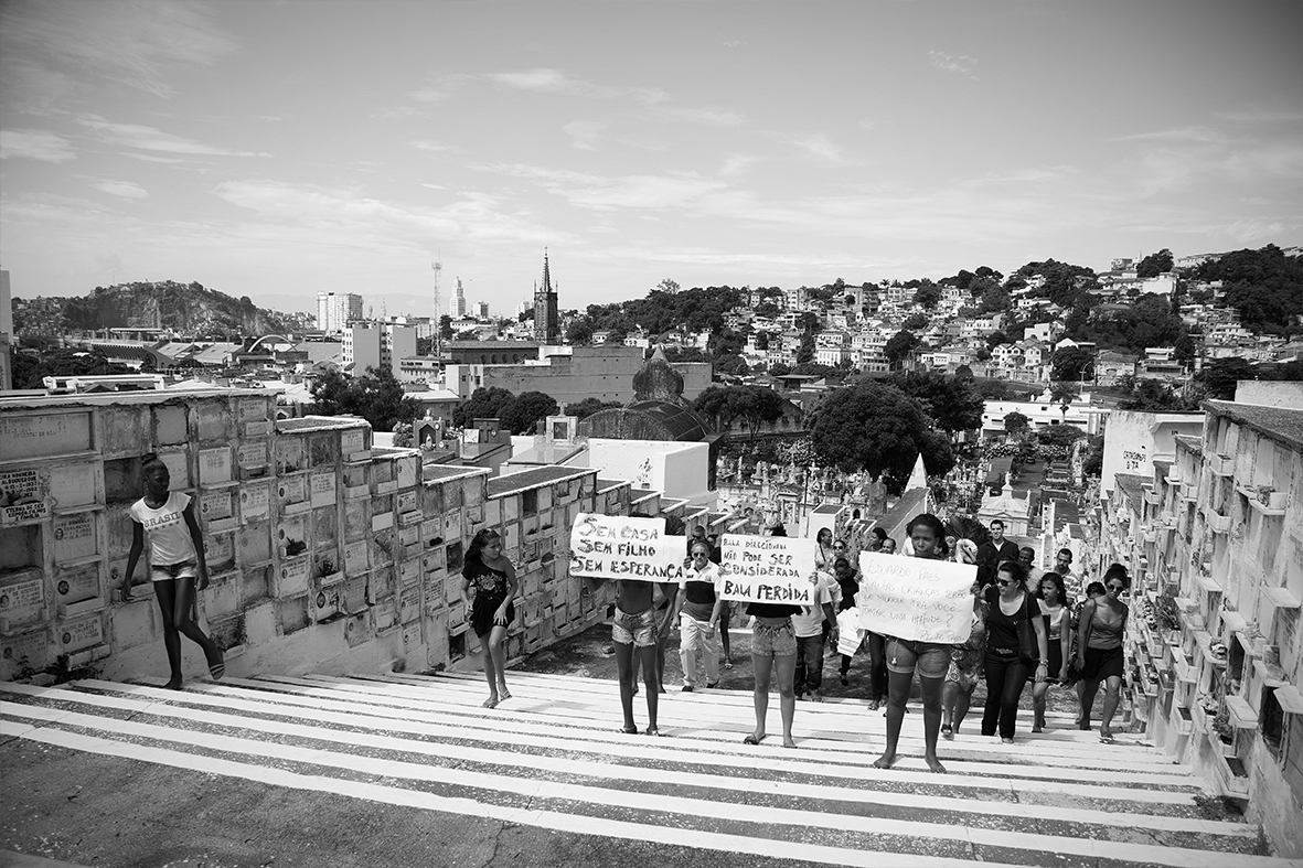 Moradores protestam durante o enterro de Ruan, no Cemitério do Catumbi — Foto: Rafael Daguerre