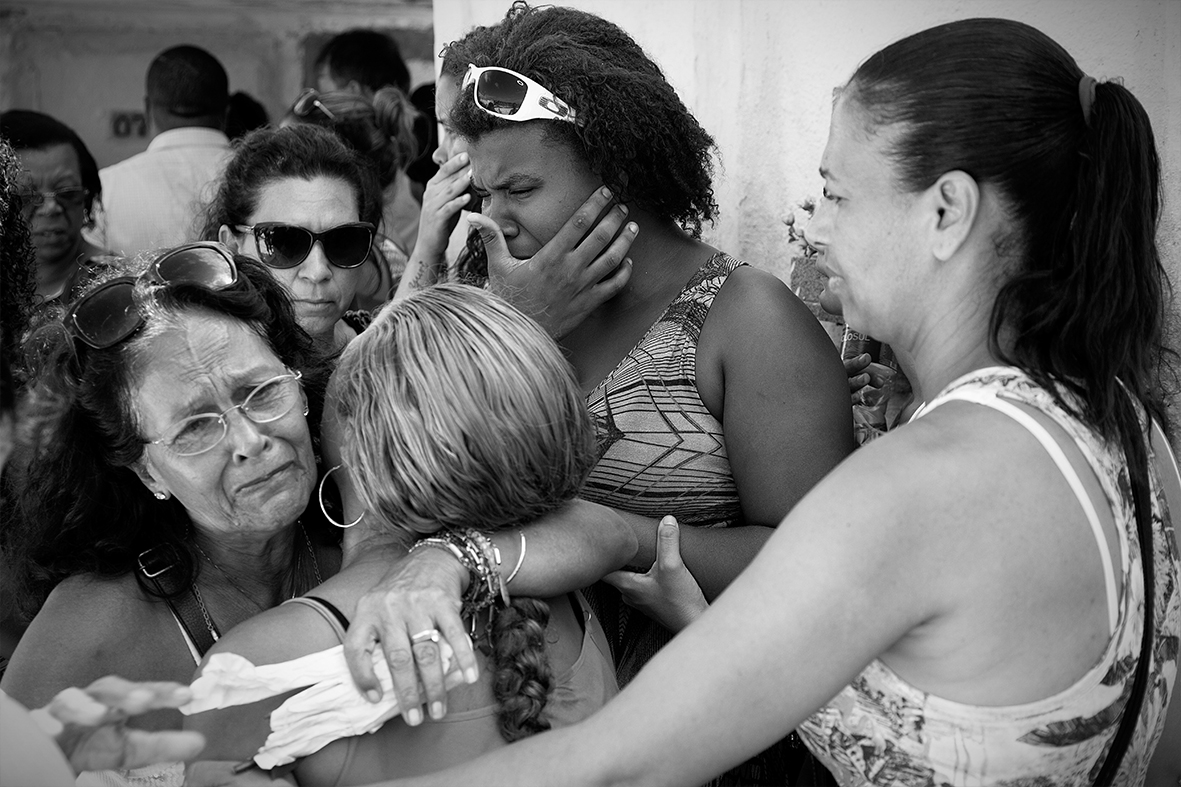 rafael_daguerre_2015_07 A mãe, Grabriela Gomes, chora cercada de familiares e amigos durante o enterro de Ruan Bruno, no Cemitério do Catumbi, 13 de dezembro de 2015 — Foto: Rafael Daguerre