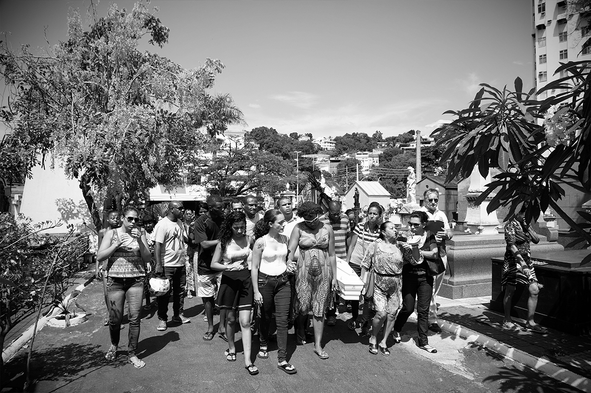 rafael_daguerre_2015_09 Grabriela Gomes e familiares carregam o caixão de Ruan, no Cemitério do Catumbi — Foto: Rafael Daguerre