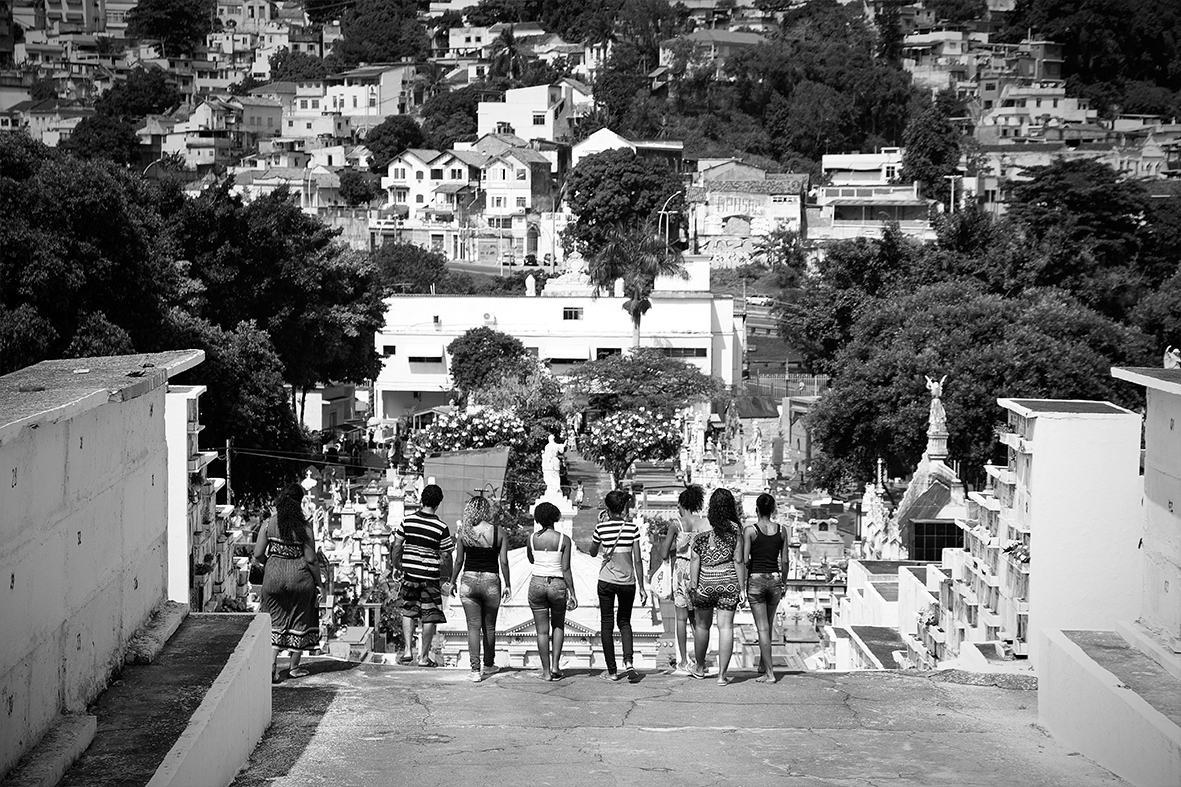 rafael_daguerre_2015_11 Familiares e amigas no caminho para casa, após o enterro de Ruan, no Cemitério do Catumbi — Foto: Rafael Daguerre