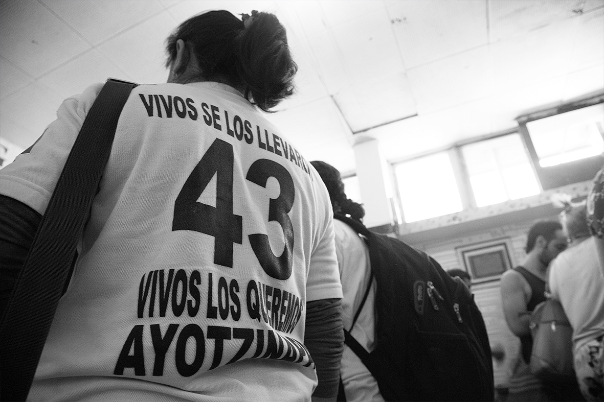 Familiares dos estudantes desaparecidos no Museu da Maré — Foto: Rafael Daguerre