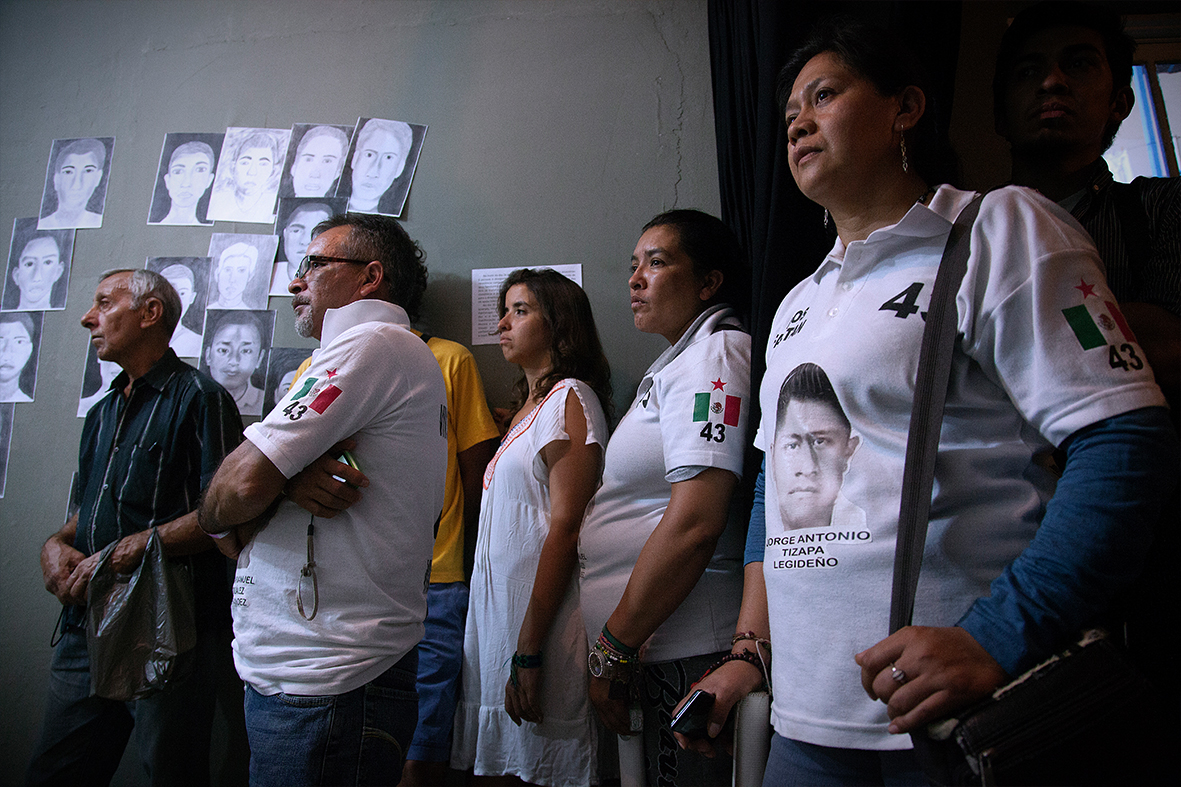 Familiares dos estudantes desaparecidos no Museu da Maré — Foto: Rafael Daguerre