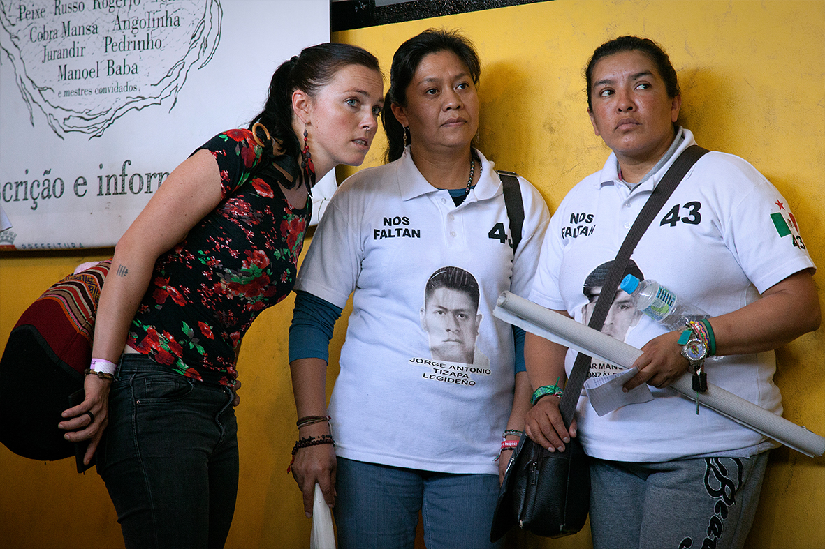 Familiares dos estudantes desaparecidos no Museu da Maré com tradutora — Foto: Rafael Daguerre