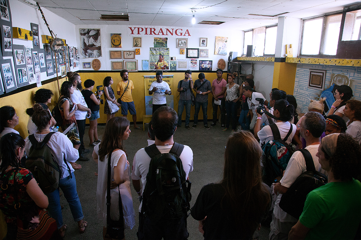 Familiares dos estudantes desaparecidos no Museu da Maré — Foto: Rafael Daguerre