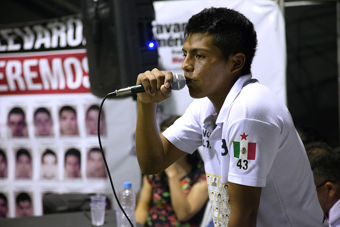 Familiares dos estudantes desaparecidos no Museu da Maré — Foto: Rafael Daguerre