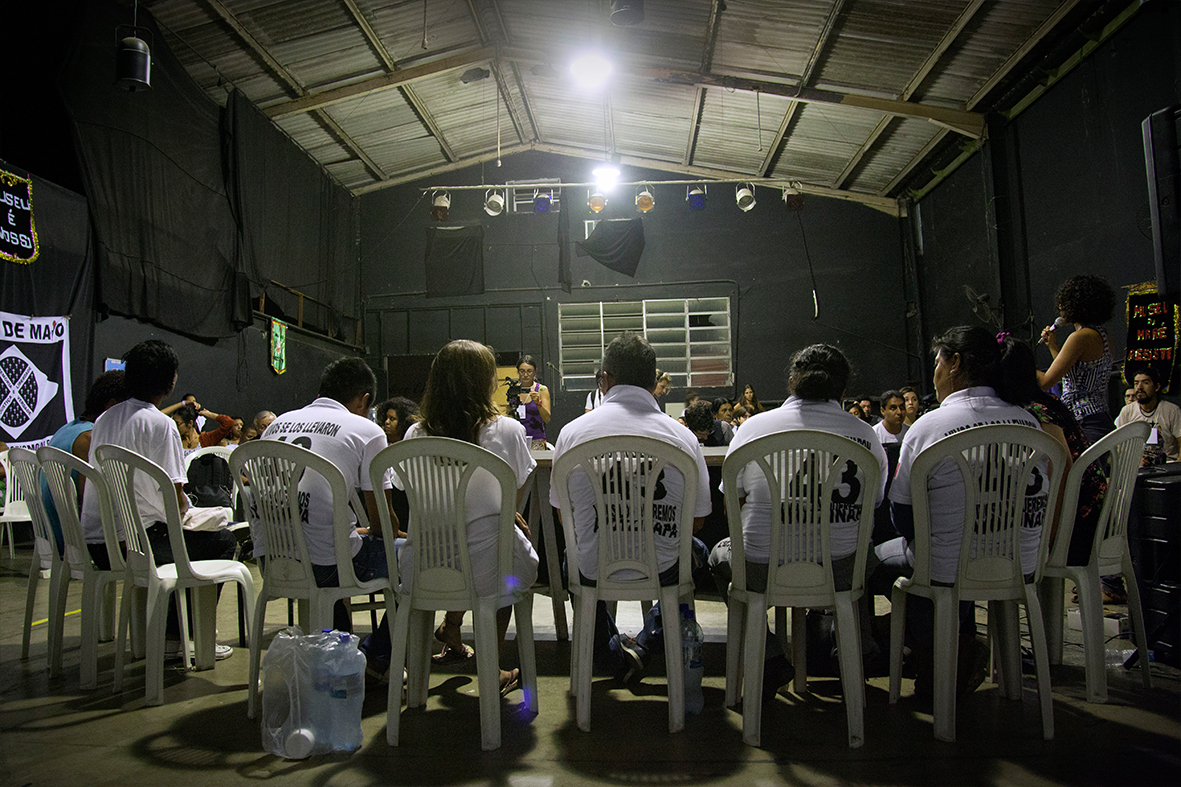 Familiares dos estudantes desaparecidos no Museu da Maré — Foto: Rafael Daguerre