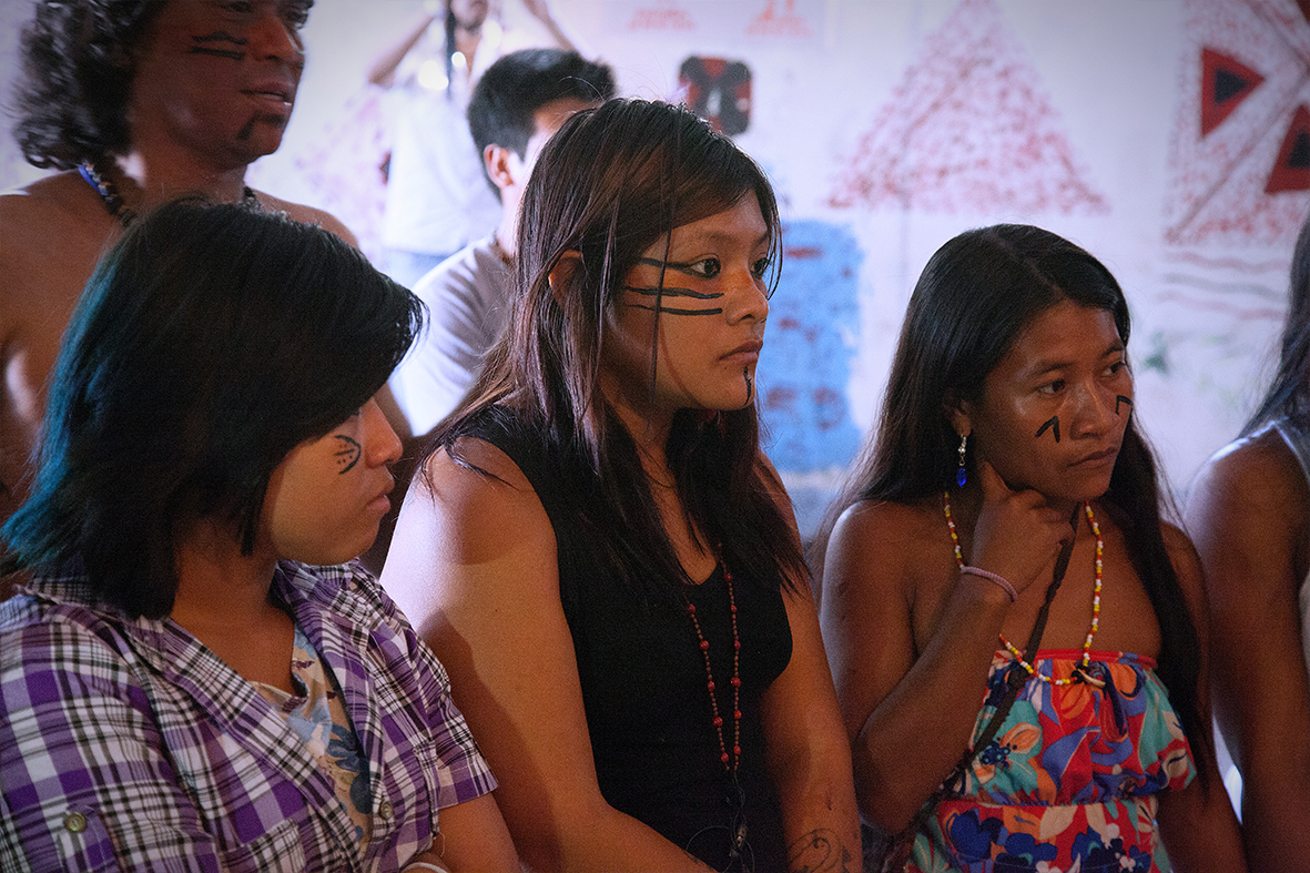 Familiares dos estudantes desaparecidos no CESAC com a Aldeia Maracanã — Foto: Rafael Daguerre