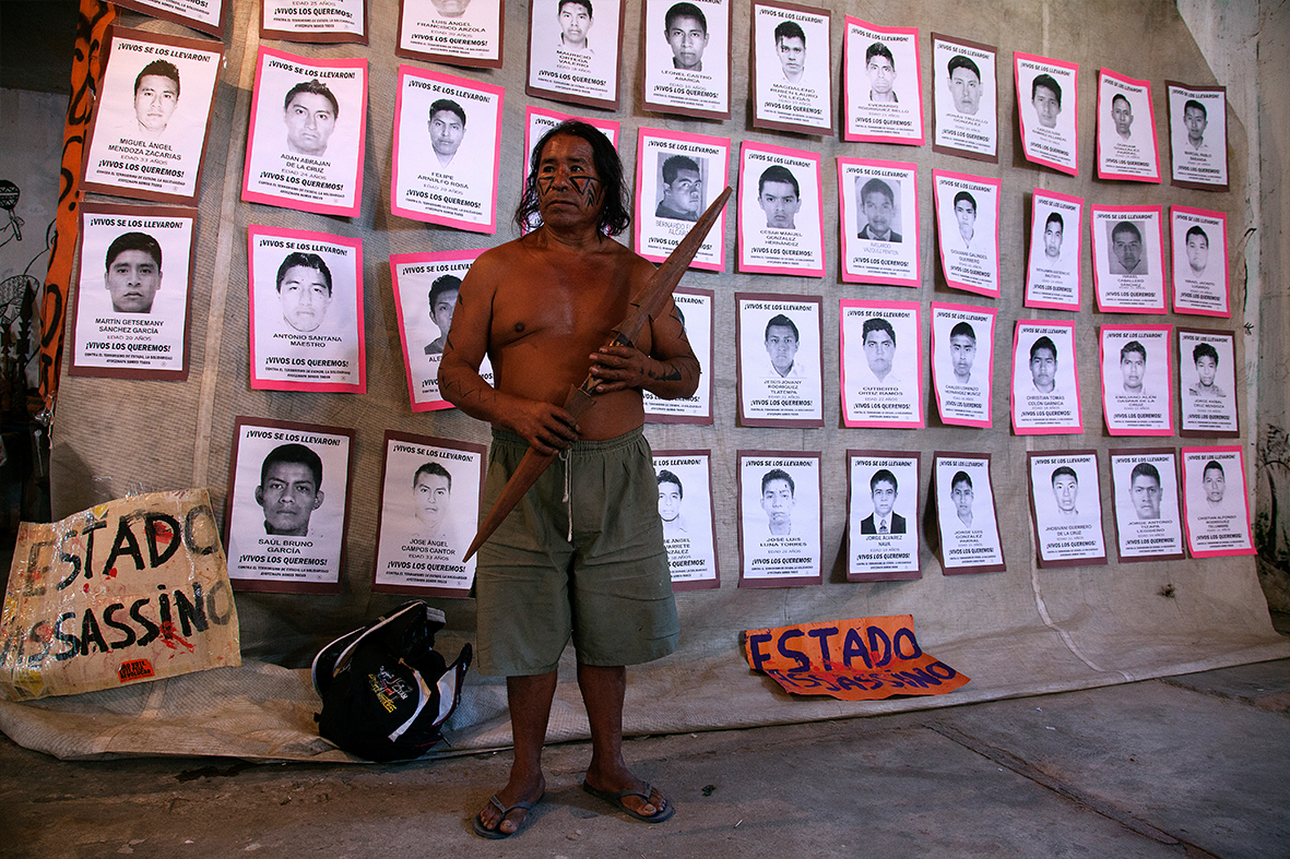 Familiares dos estudantes desaparecidos no CESAC com a Aldeia Maracanã — Foto: Rafael Daguerre