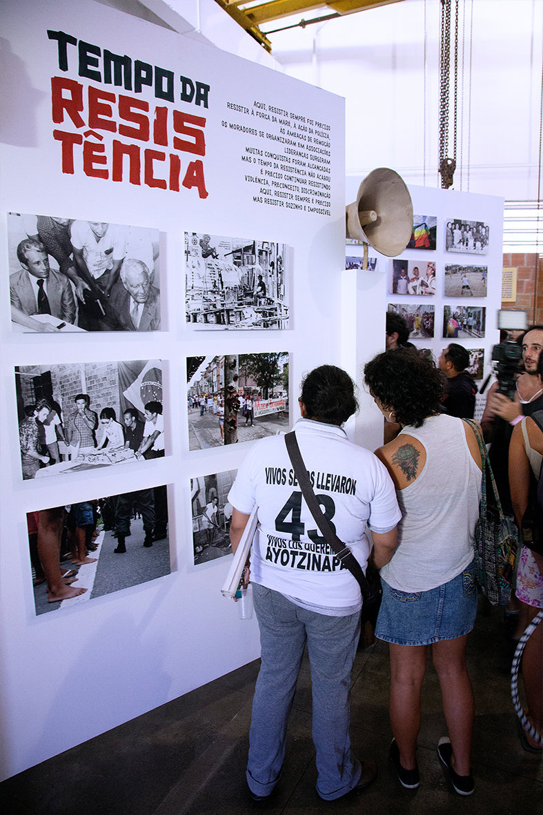 Familiares dos estudantes desaparecidos no Museu da Maré — Foto: Rafael Daguerre