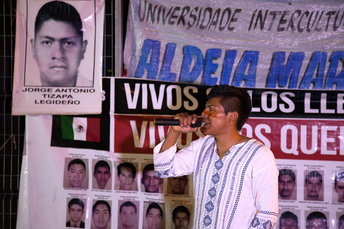 Familiares dos estudantes desaparecidos no Museu da Maré — Foto: Rafael Daguerre