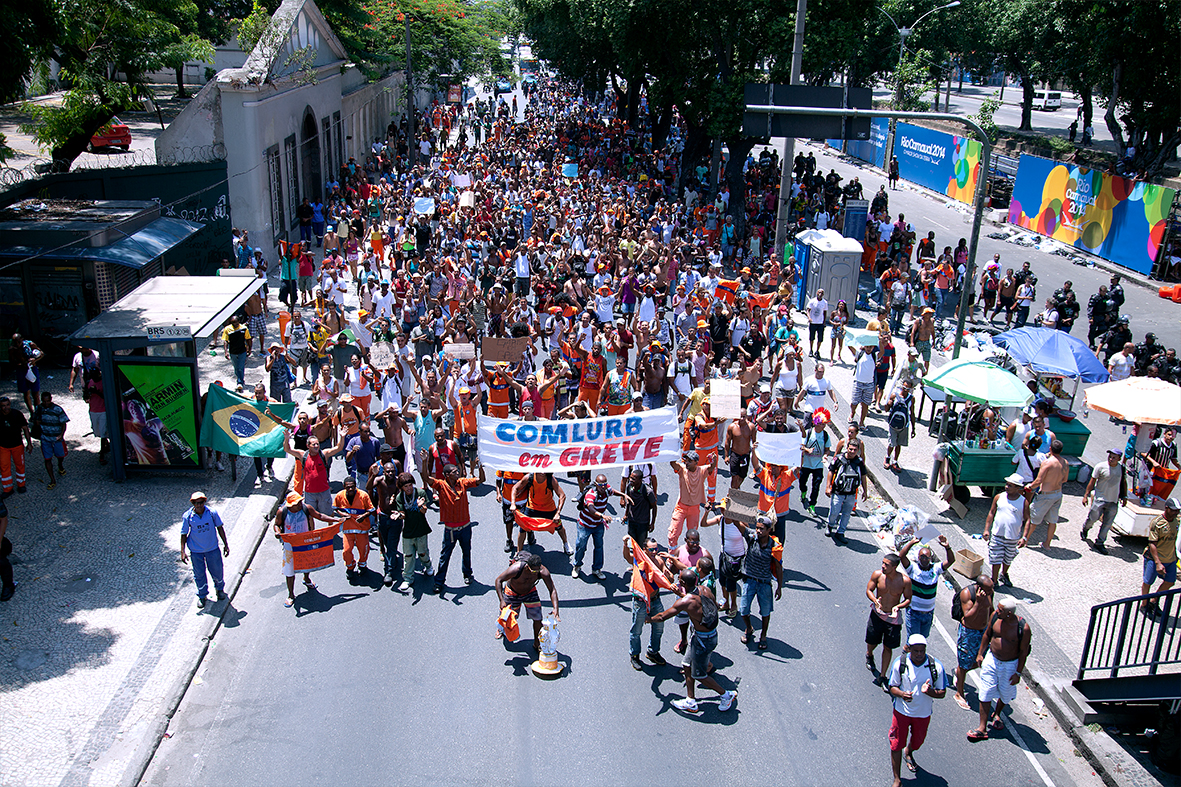 Garis fecham a Avenida Presidente Vargas em protesto no centro do Rio - 2014