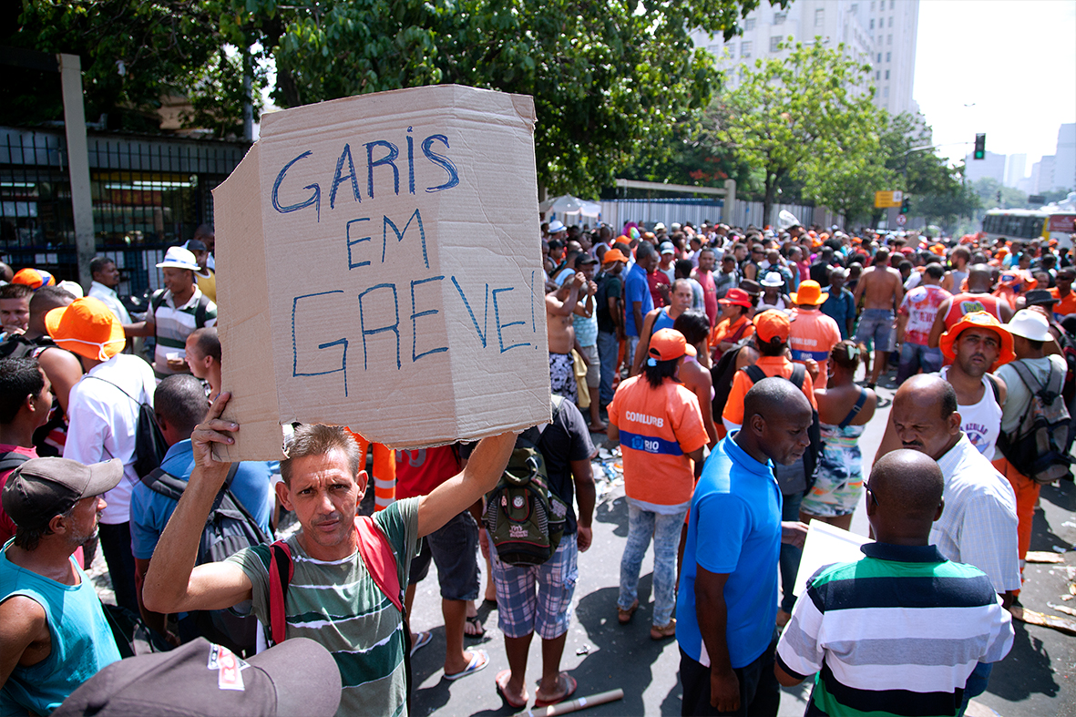 Garis protestam na Central do Brasil, região do Centro do Rio — Foto: Rafael Daguerre