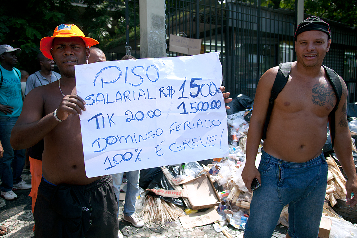 Garis protestam na Central do Brasil, região do Centro do Rio — Foto: Rafael Daguerre