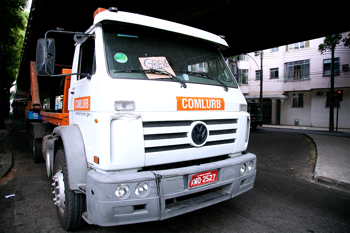 Em diversos pontos da cidade, os carros de coleta eram parados para não furar a greve; alguns tinham seus pneus esvaziados — Foto: Rafael Daguerre