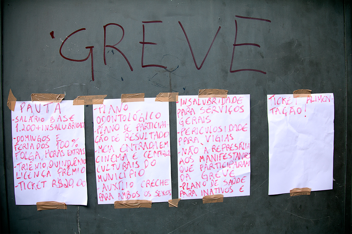 Garis penduram as reivindicações na entrada de um dos locais de trabalho no Rio Comprido — Foto: Rafael Daguerre