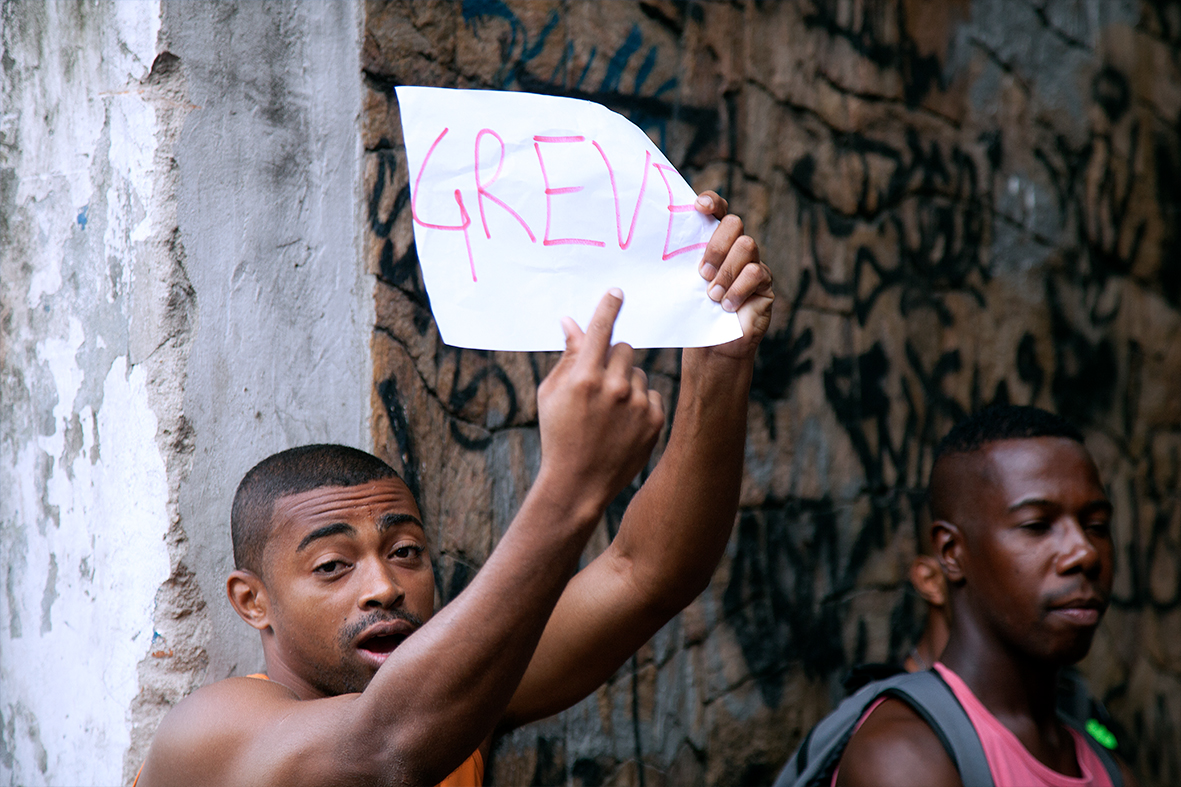 greve_garis_2014_08 Gari carrega cartaz "GREVE" informando a paralisação da categoria na região central da cidade — Foto: Rafael Daguerre