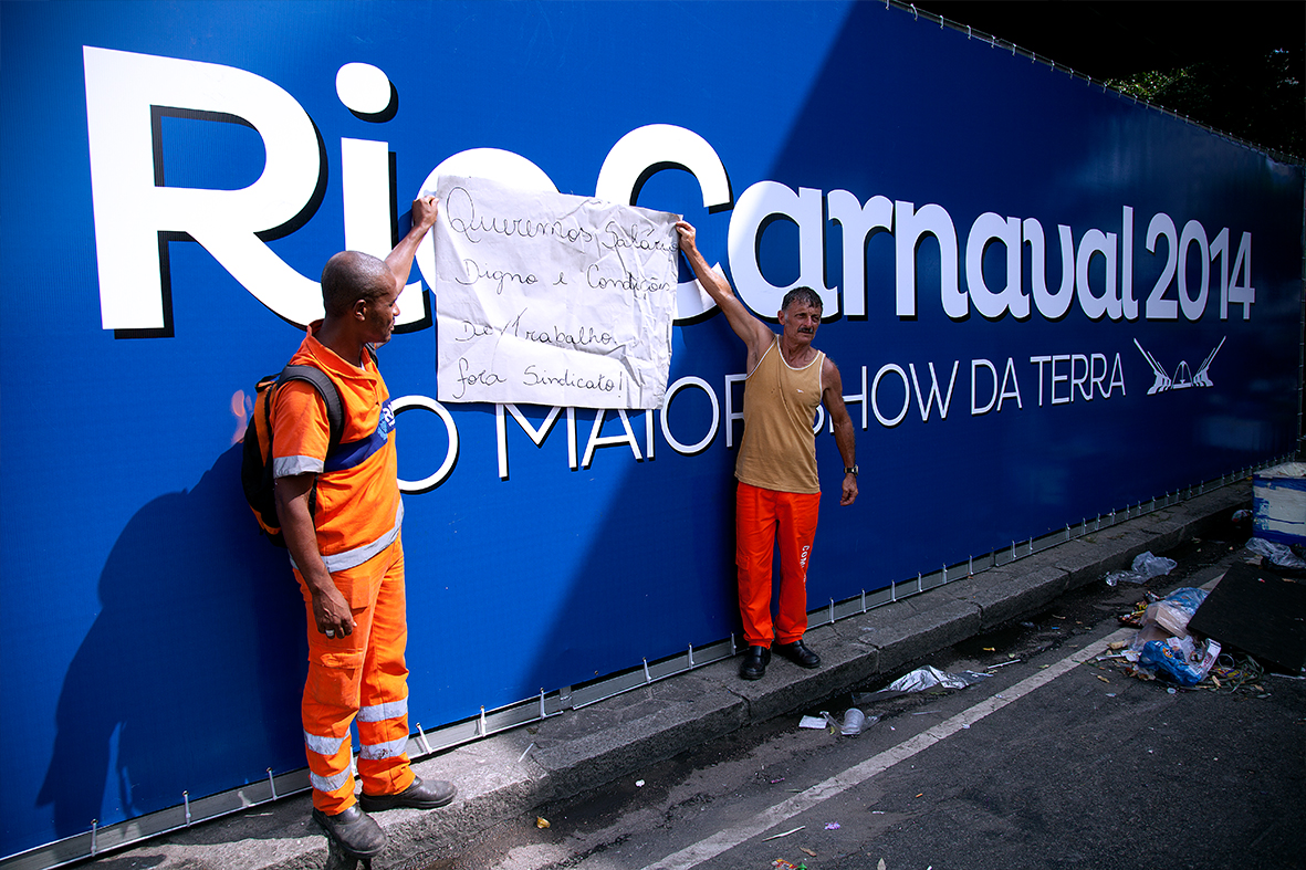 Garis protestam no Centro do Rio em frente a propaganda do Carnaval — Foto: Rafael Daguerre