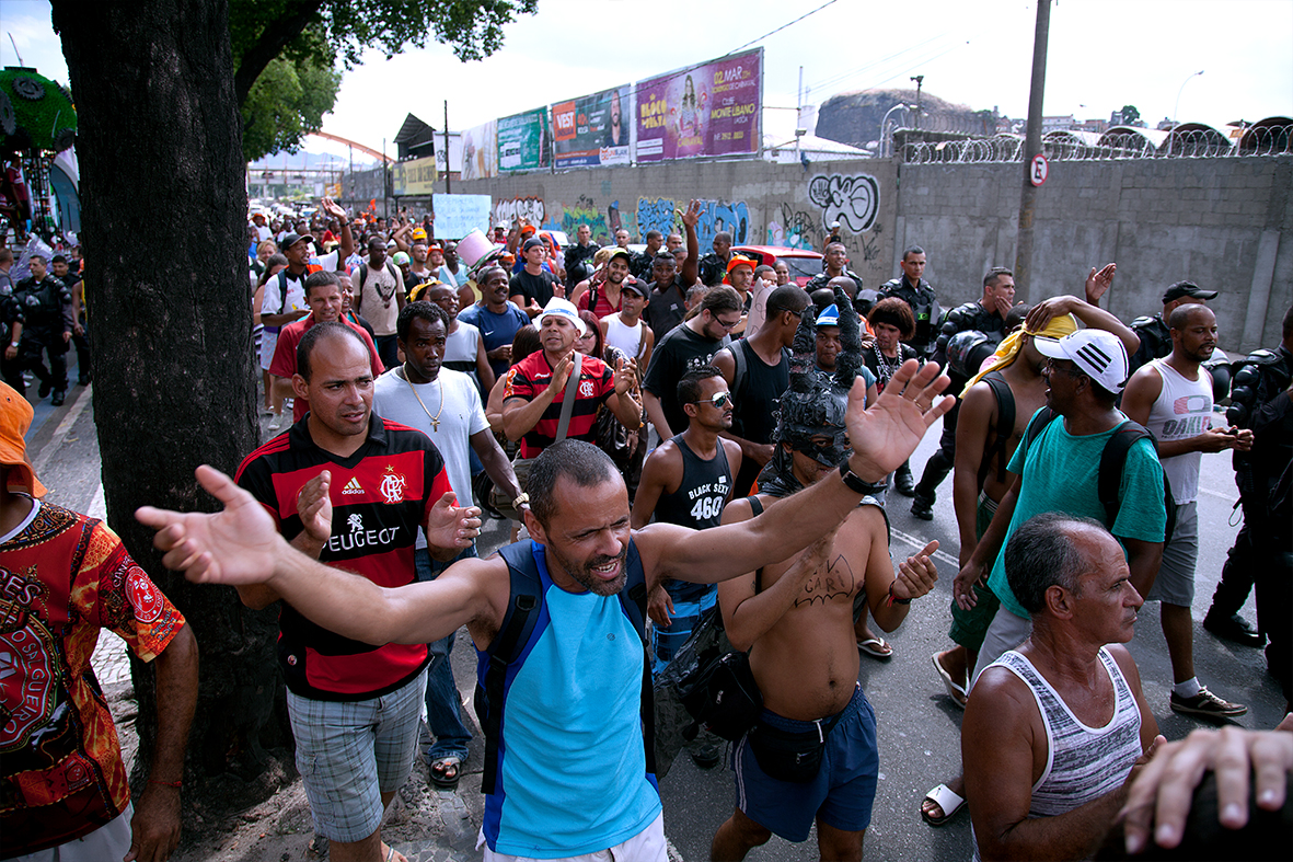 Garis protestam nas ruas do Centro do Rio — Foto: Rafael Daguerre